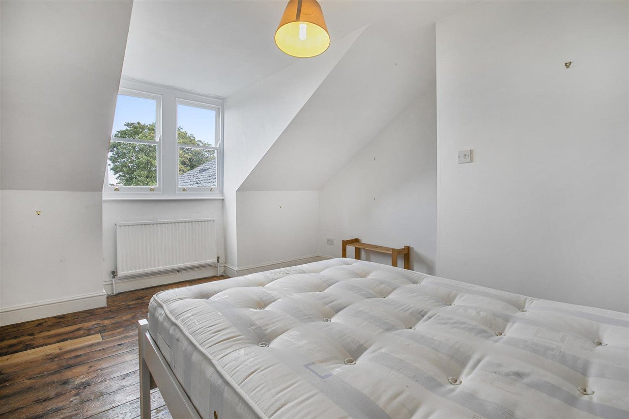 Flat Raleigh Gardens in Greater London