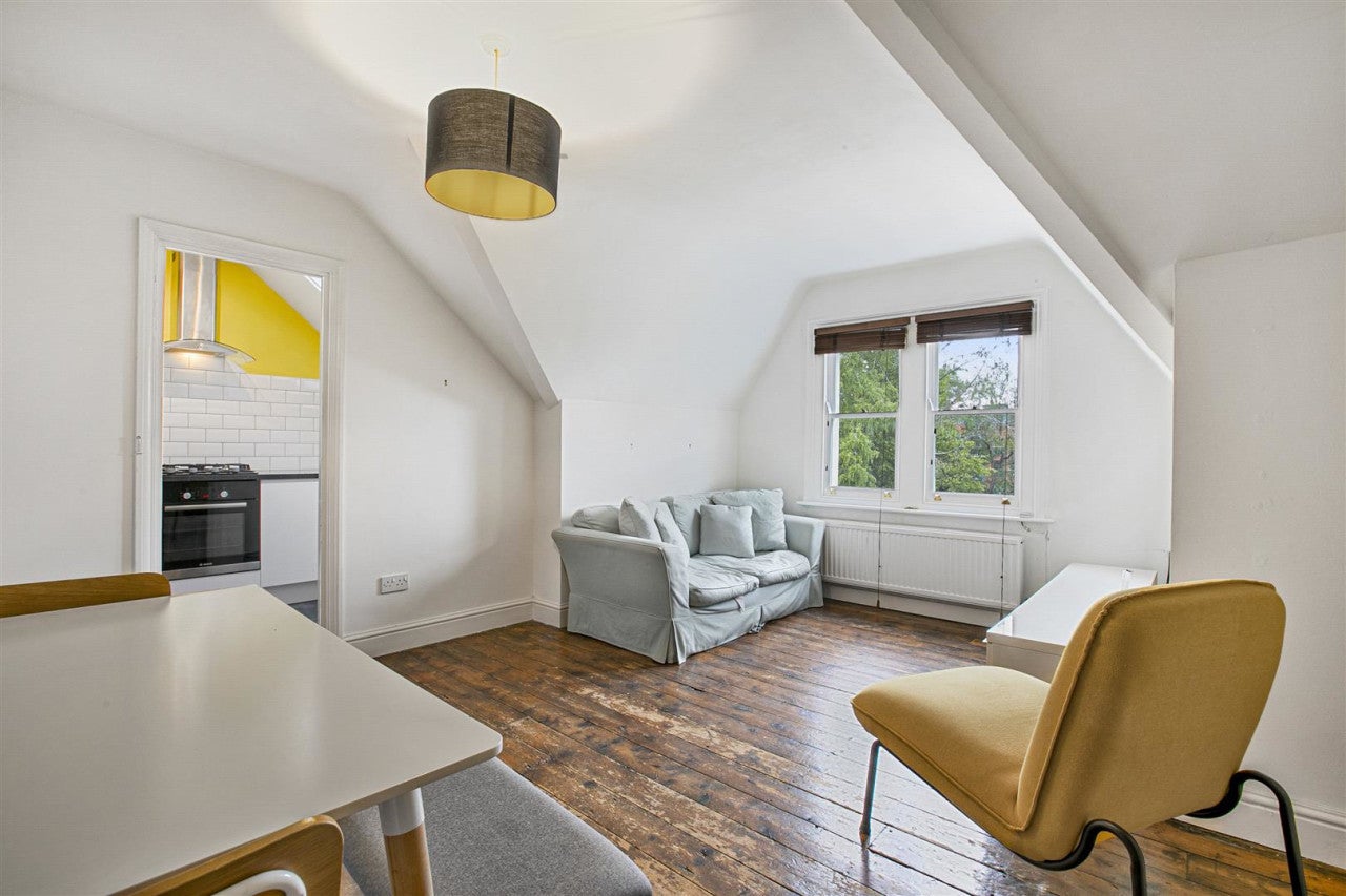 Flat Raleigh Gardens in Greater London