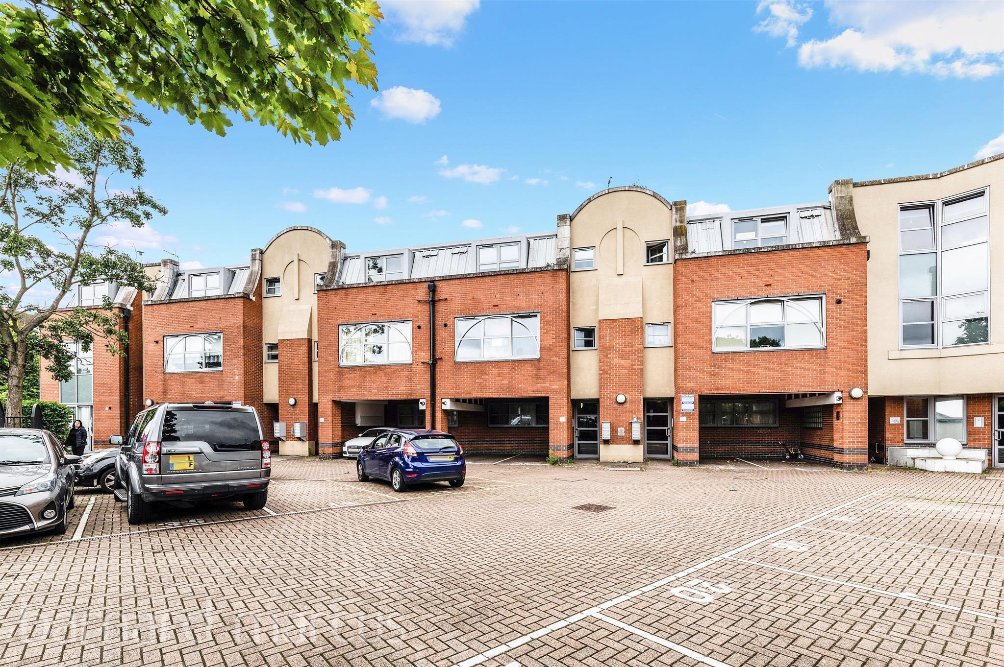 Flat Barnsbury Lane in Greater London