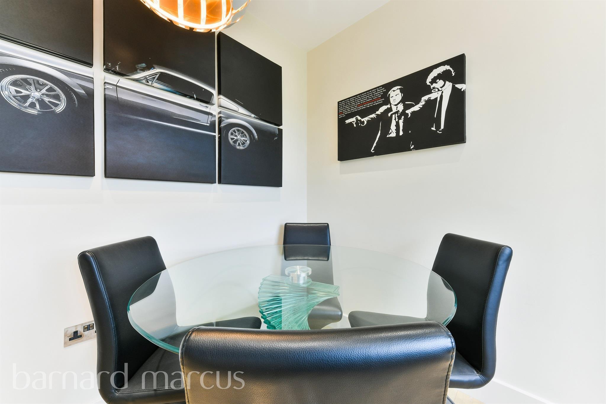 Flat Barnsbury Lane in Greater London
