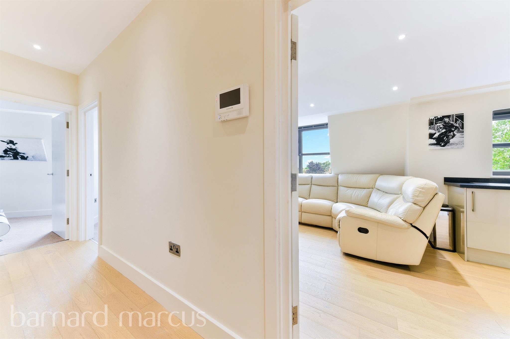 Flat Barnsbury Lane in Greater London