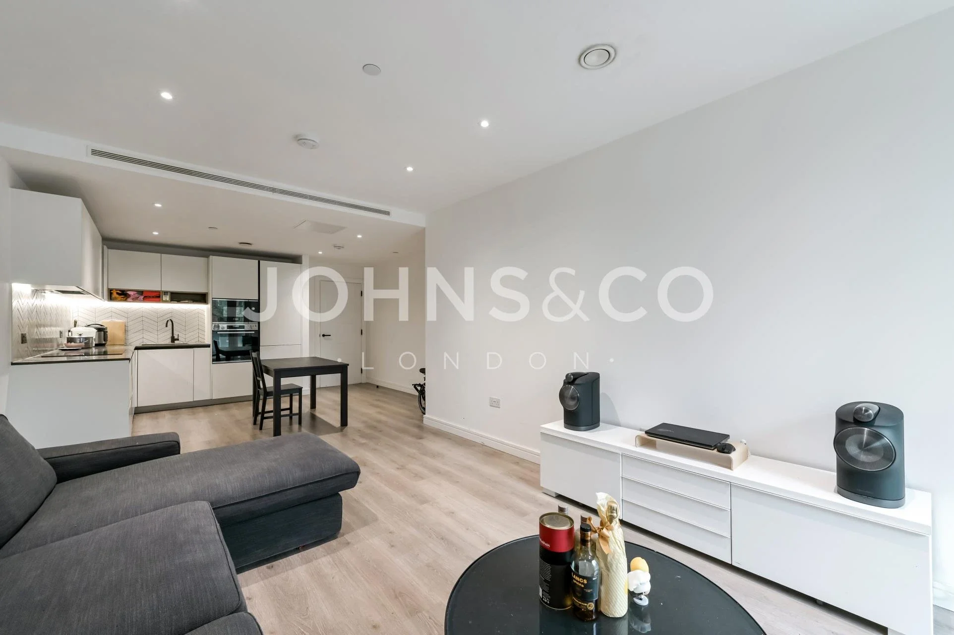 Flat Glenthorne Road in Greater London