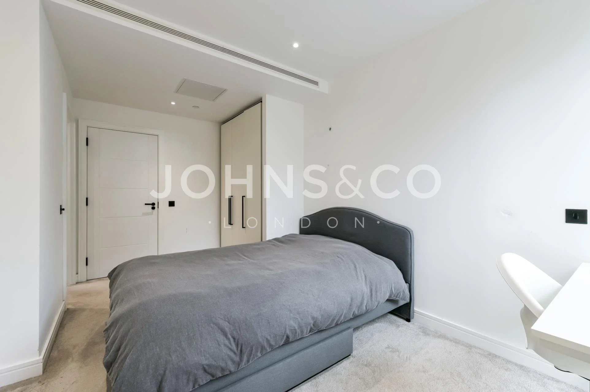Flat Glenthorne Road in Greater London