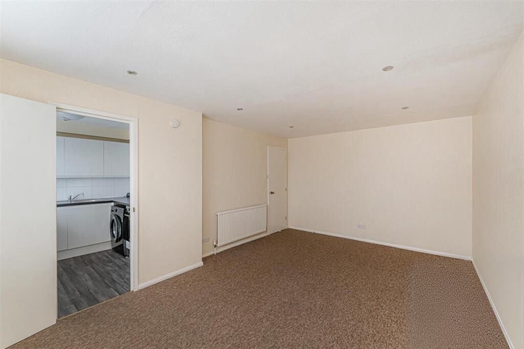 Flat Ordnance Road in Greater London