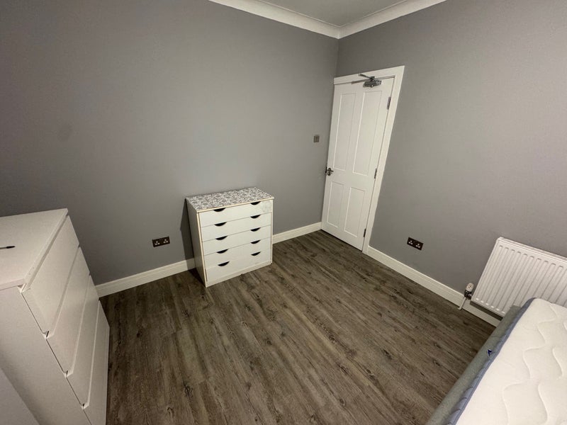 Room Queen Anne Avenue in Greater London