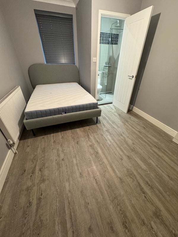Room Queen Anne Avenue in Greater London