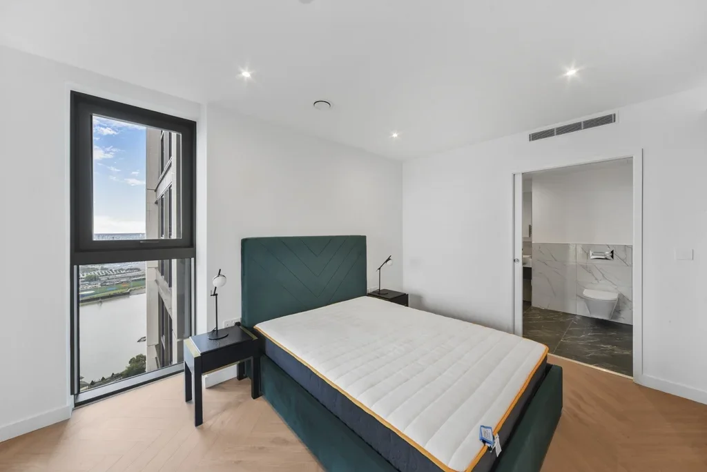 Flat Cold Harbour in Greater London