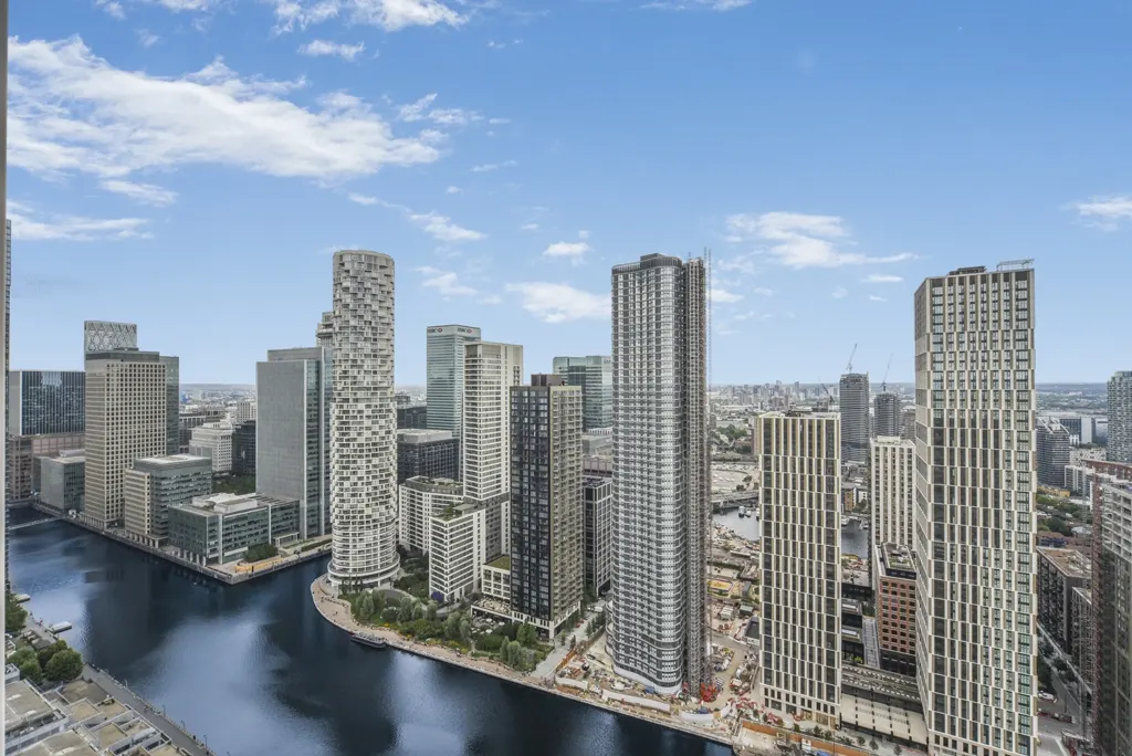 Flat Cold Harbour in Greater London