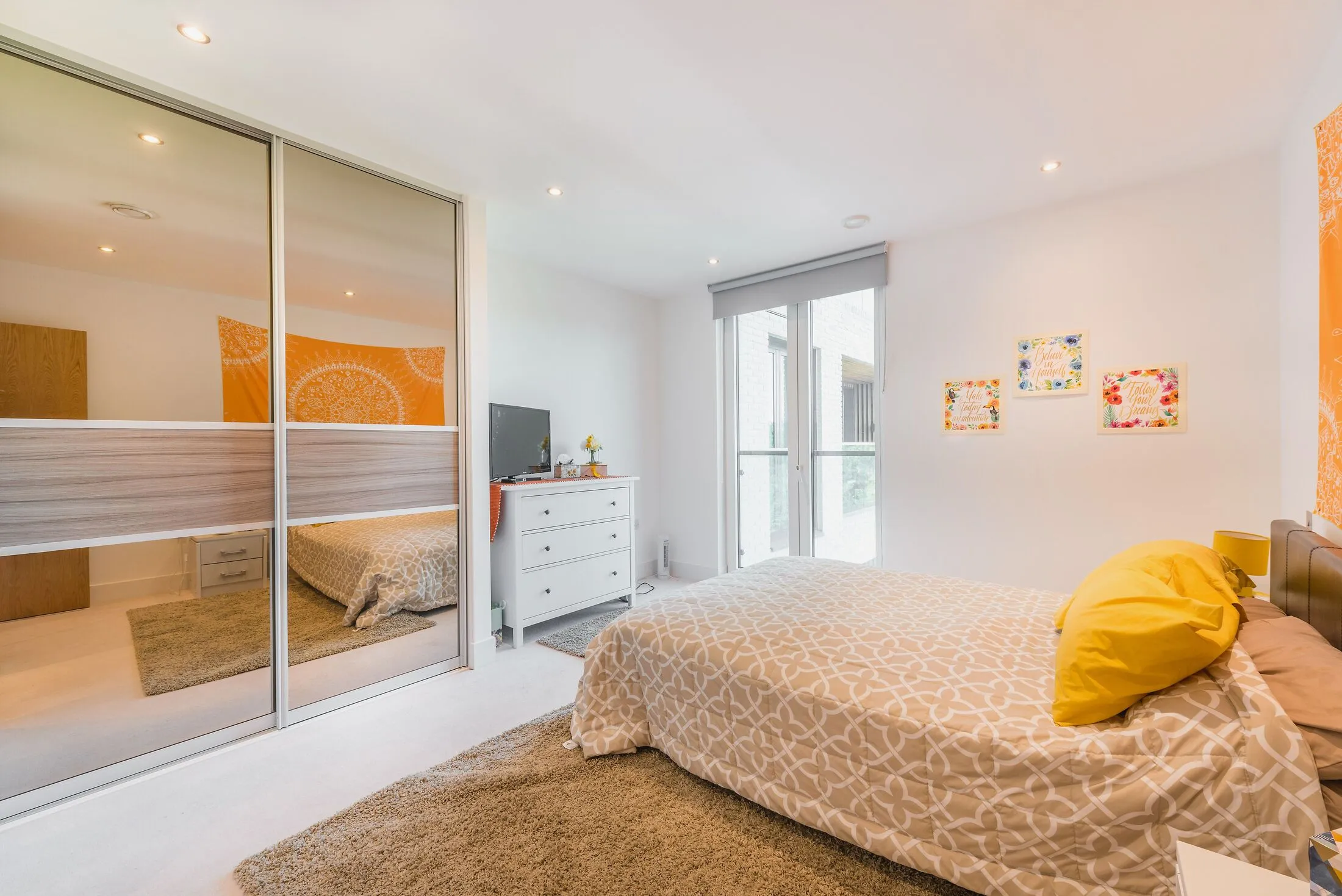 Flat Chiswick High Road in Greater London