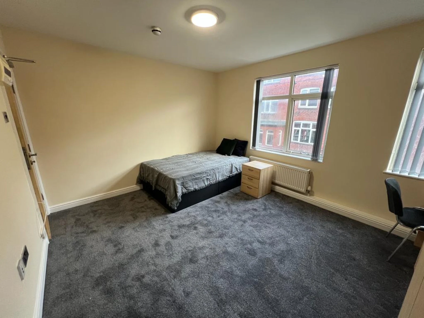 Room Manor Drive in Leeds