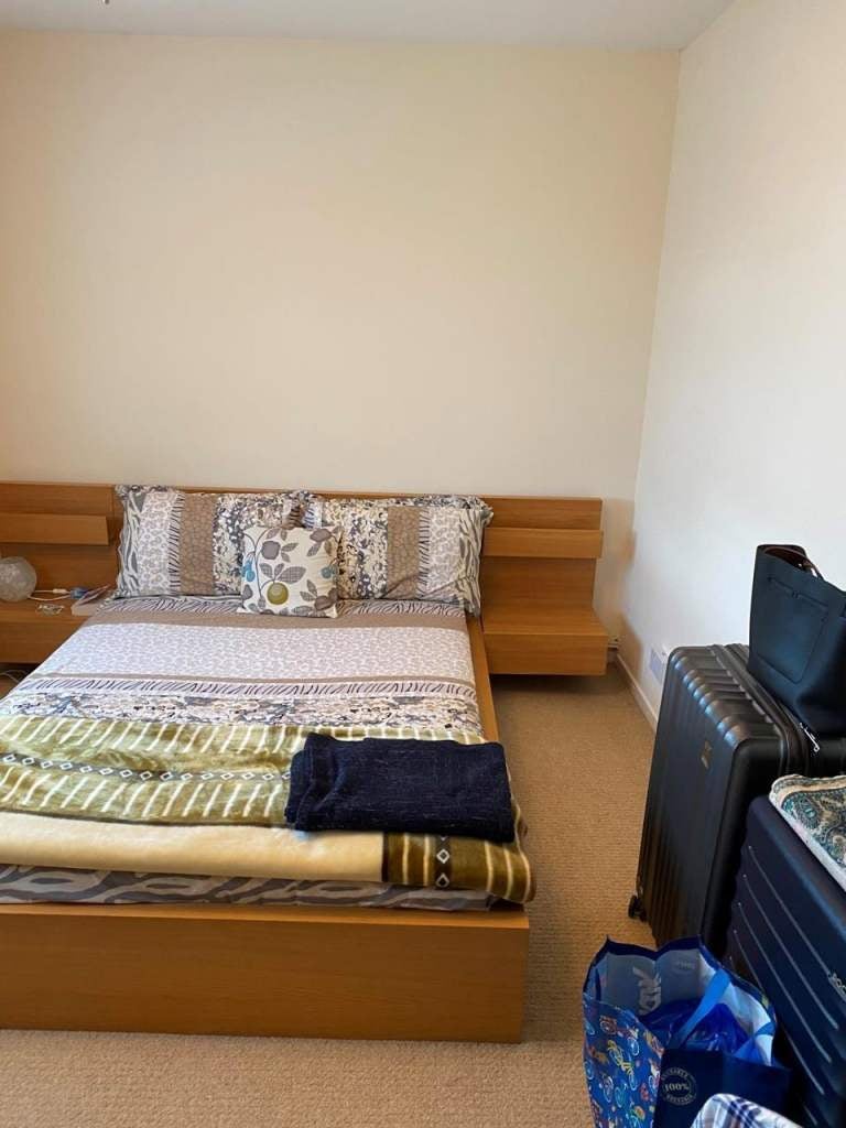 Flat Hurn Court Road in Greater London