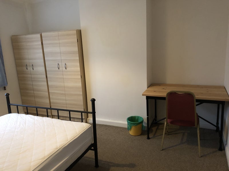Room Braid Avenue in Greater London