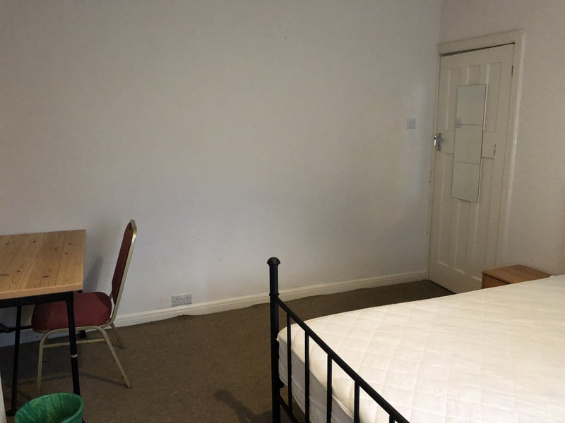 Room Braid Avenue in Greater London