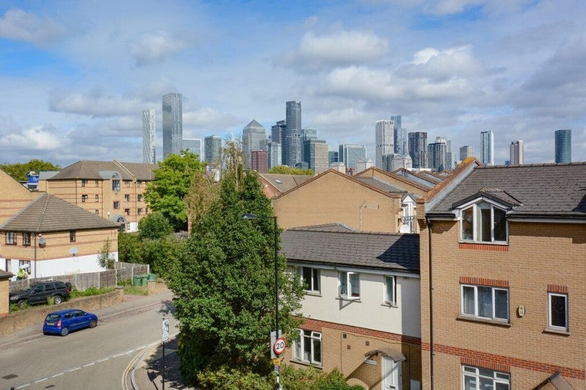 Flat Plough Way in Greater London