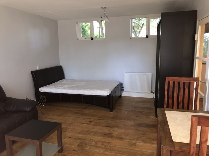 Flat Gloucester Way in Greater London