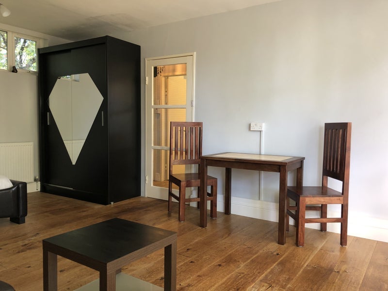 Flat Gloucester Way in Greater London