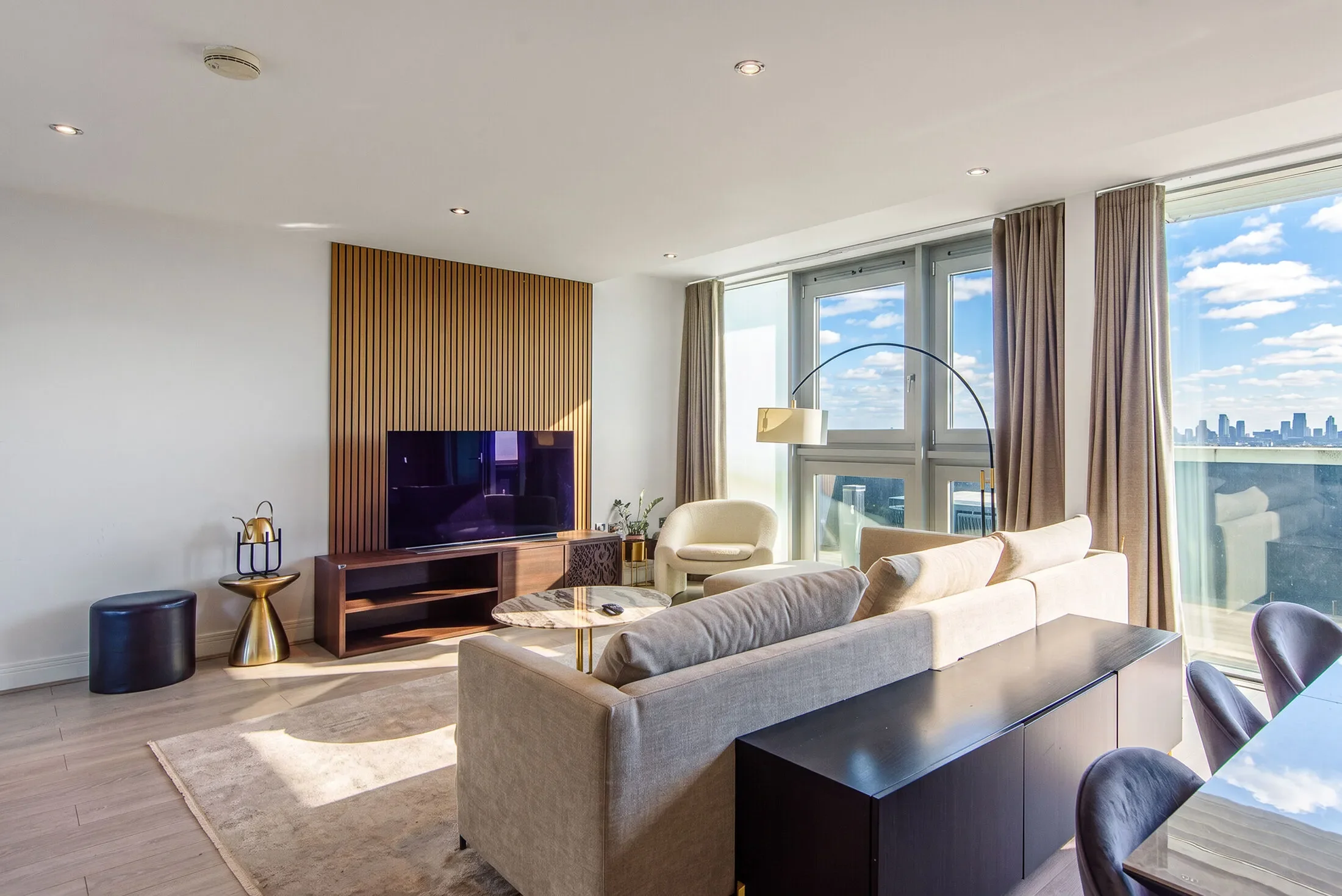 Flat Kingsway in Greater London