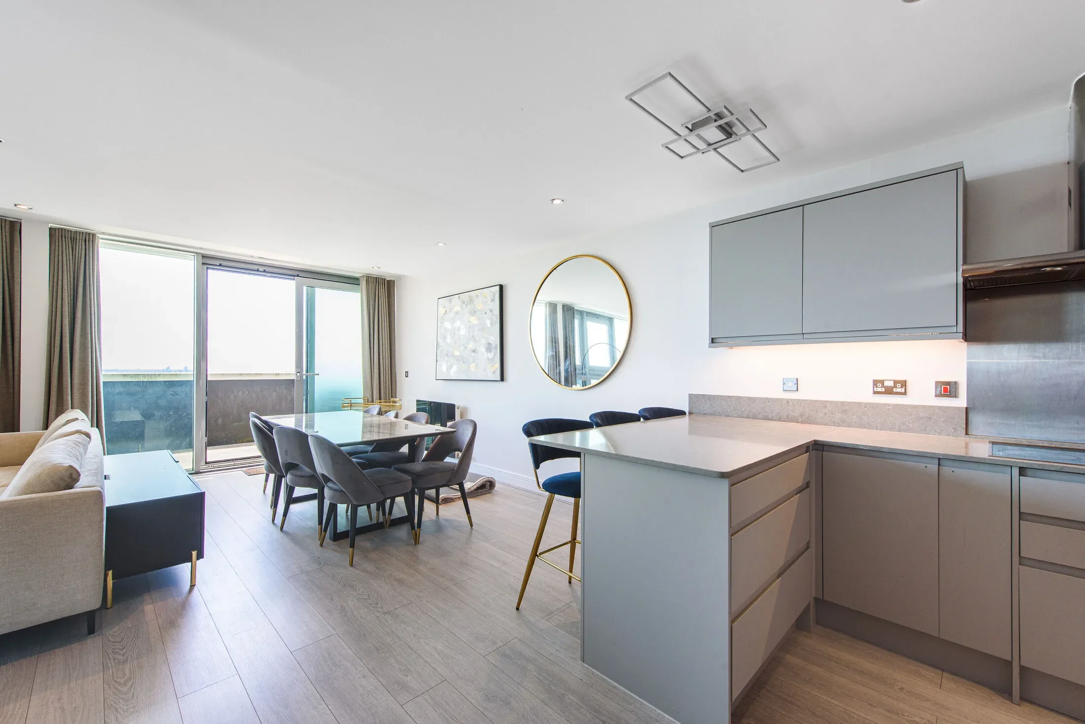 Flat Kingsway in Greater London