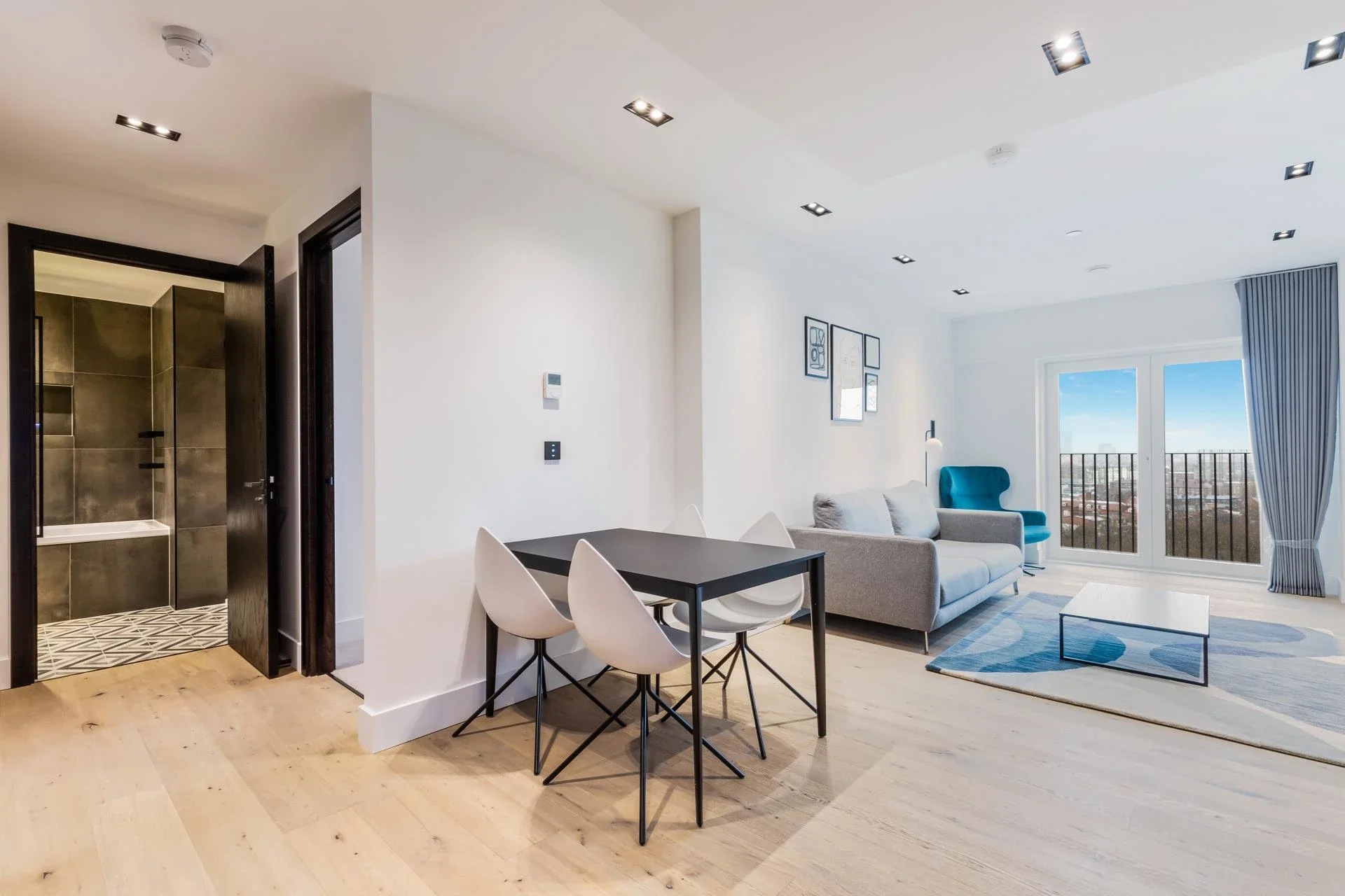 Flat Miles Street in Greater London