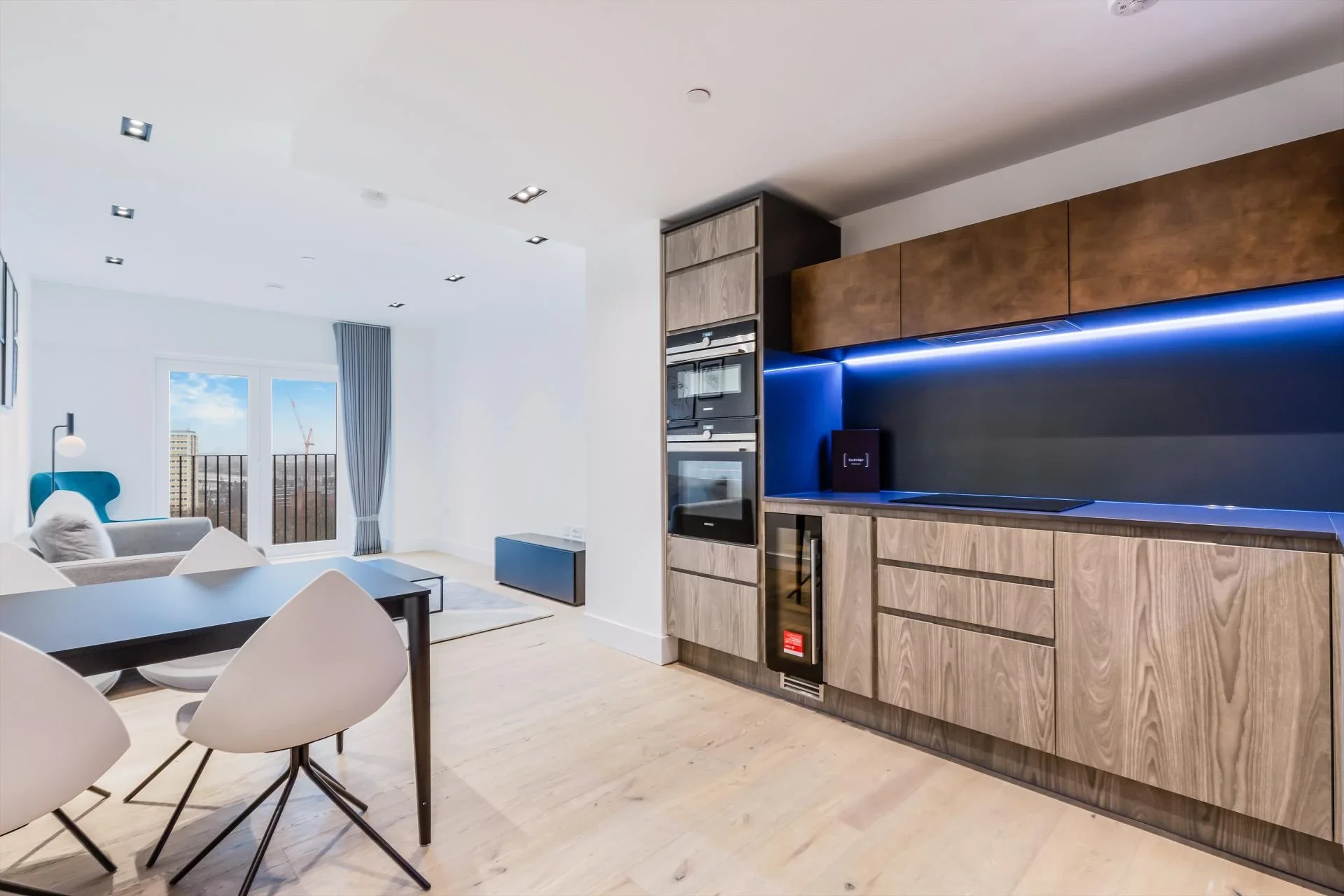 Flat Miles Street in Greater London