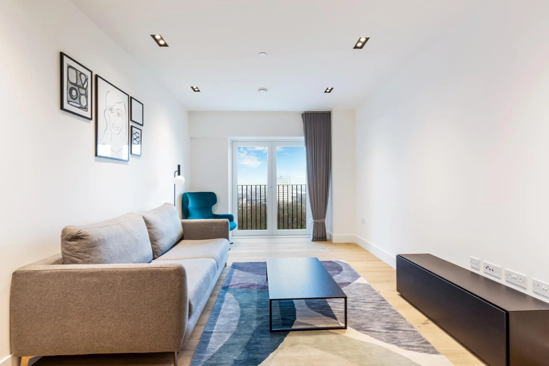 Flat Miles Street in Greater London