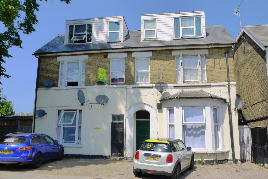 Flat Myddleton Road in Greater London