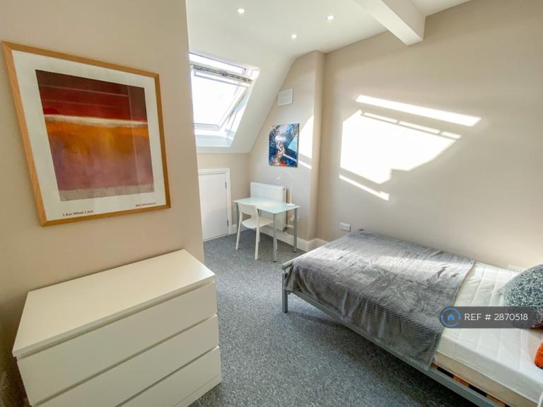 Room Mayfield Road in Greater London