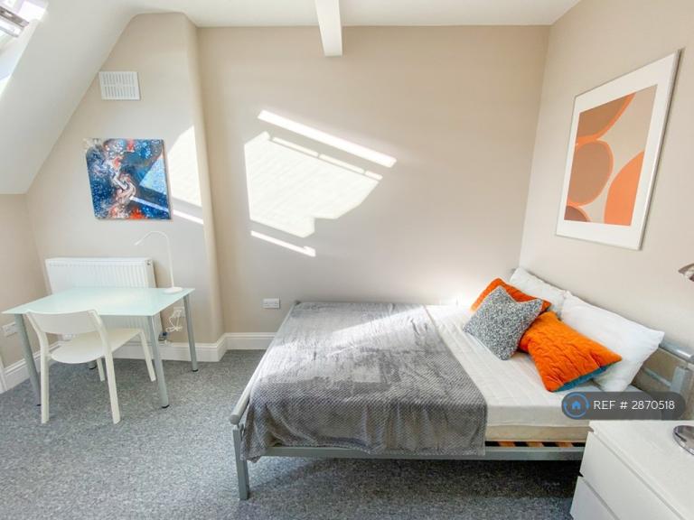 Room Mayfield Road in Greater London