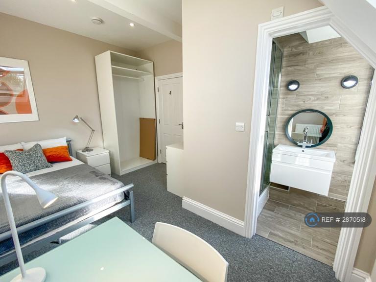 Room Mayfield Road in Greater London