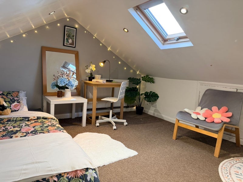 Room Curwen Avenue in Greater London