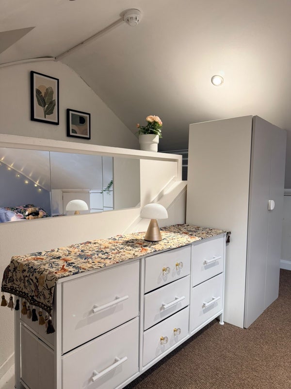Room Curwen Avenue in Greater London