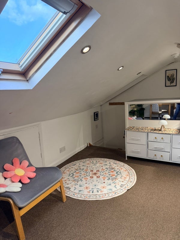 Room Curwen Avenue in Greater London