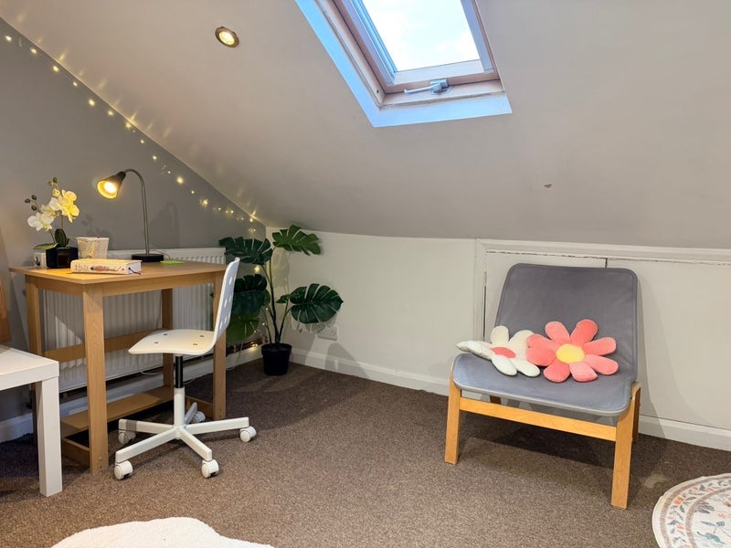 Room Curwen Avenue in Greater London