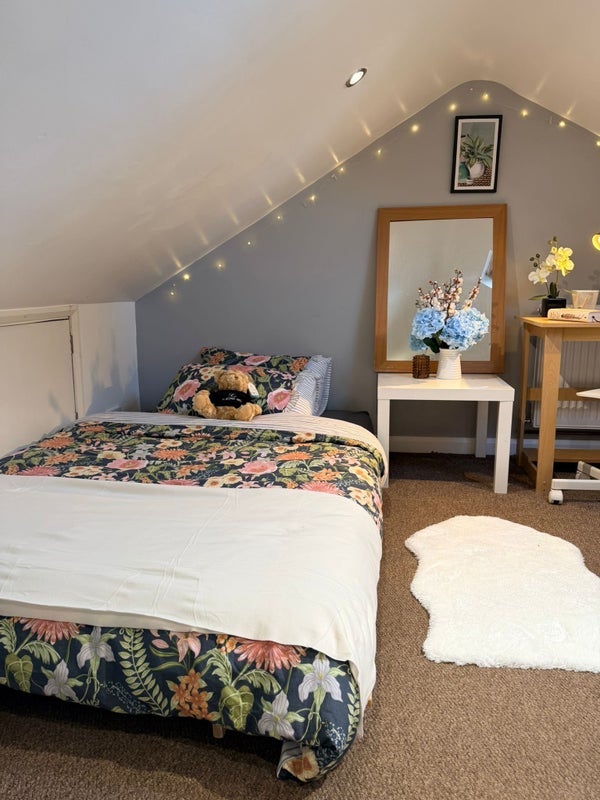 Room Curwen Avenue in Greater London