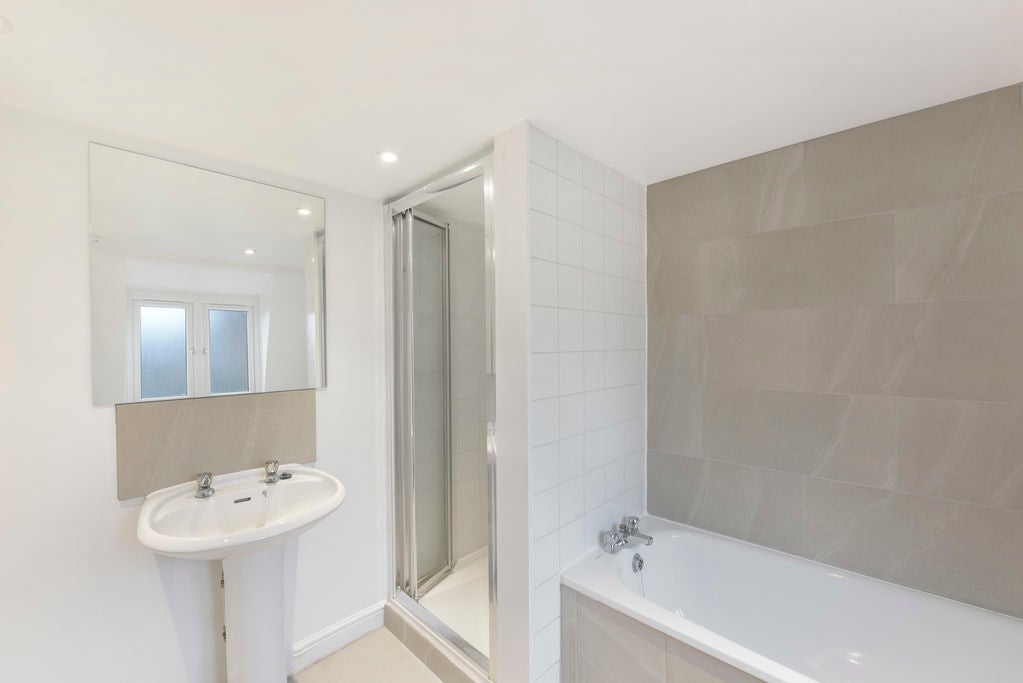Flat Hackney Road in Greater London