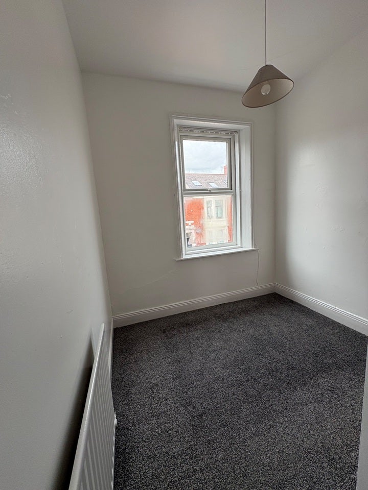 Flat Wingrove Avenue in Newcastle upon Tyne