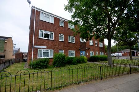 Flat Pinewood Crescent in Grimsby