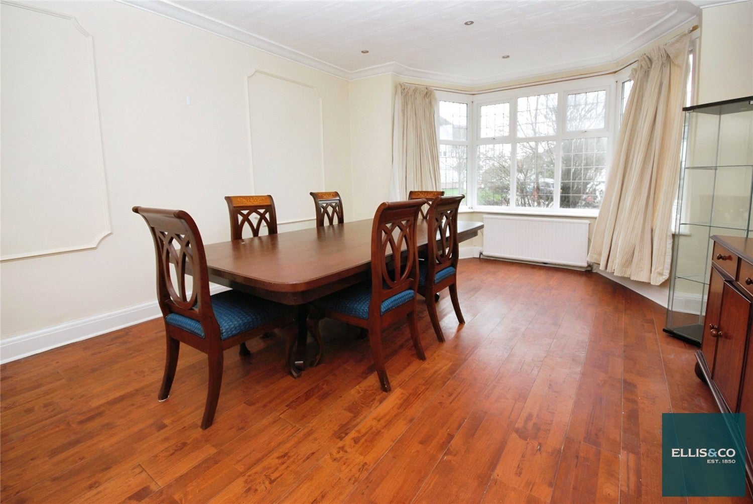Flat Highfield Avenue in Greater London