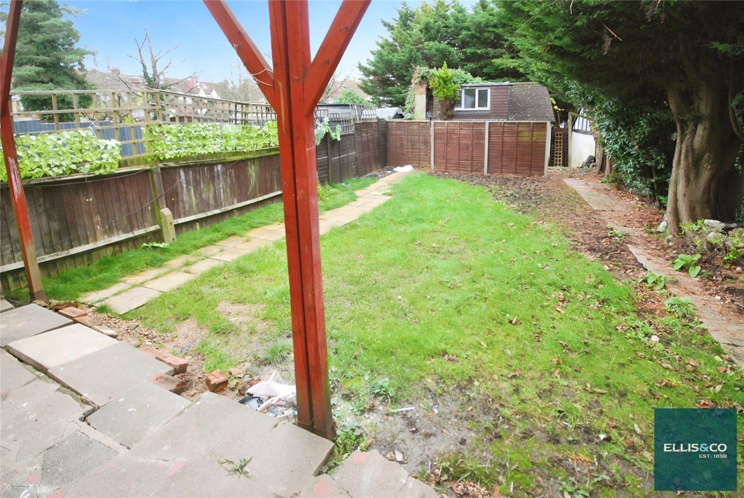 Flat Highfield Avenue in Greater London