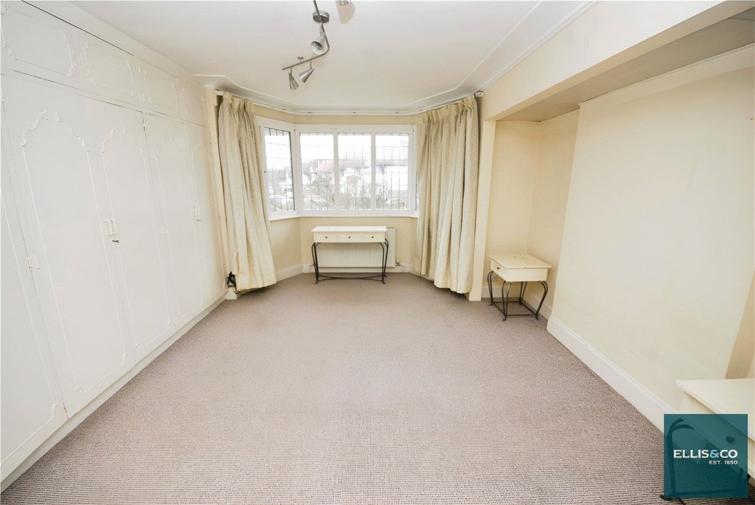 Flat Highfield Avenue in Greater London