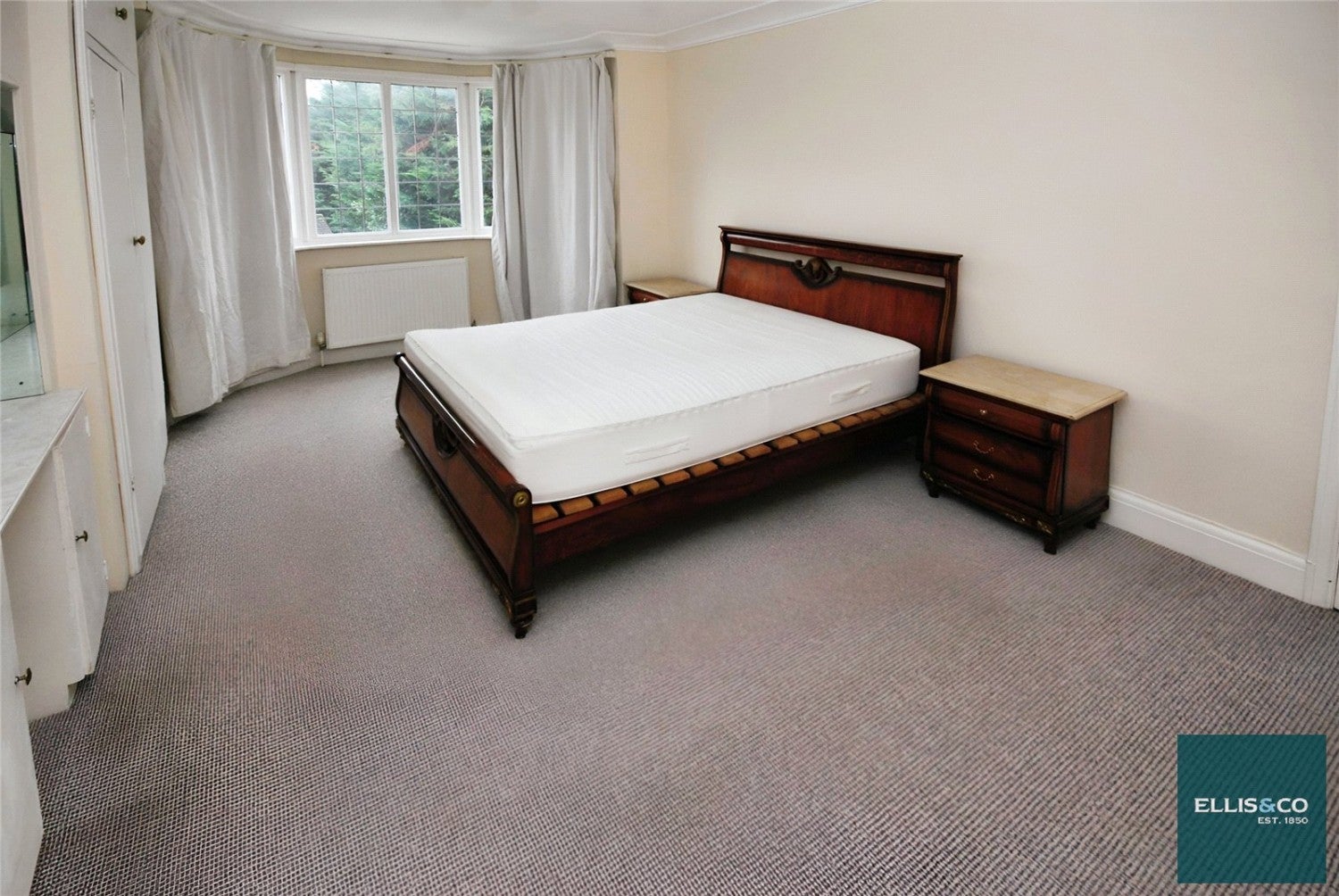 Flat Highfield Avenue in Greater London
