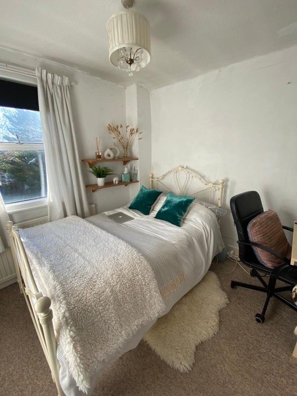 Room Sandmere Road in Greater London