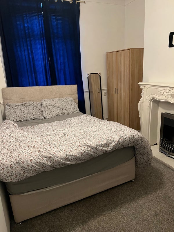 Flat Greenock Place in Leeds