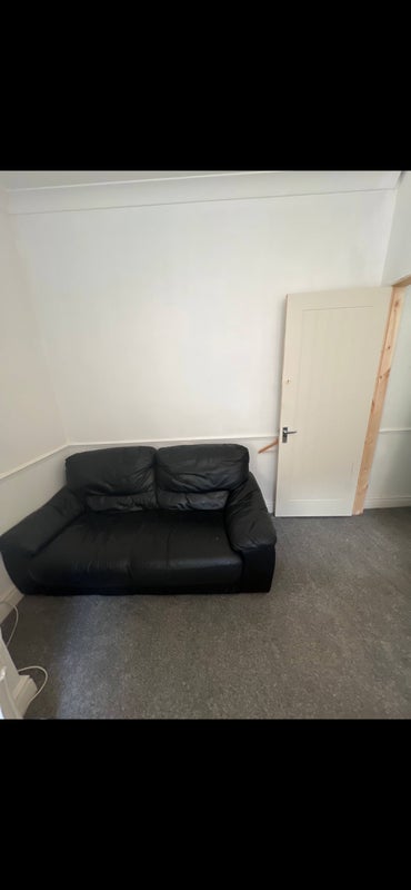 Flat Greenock Place in Leeds