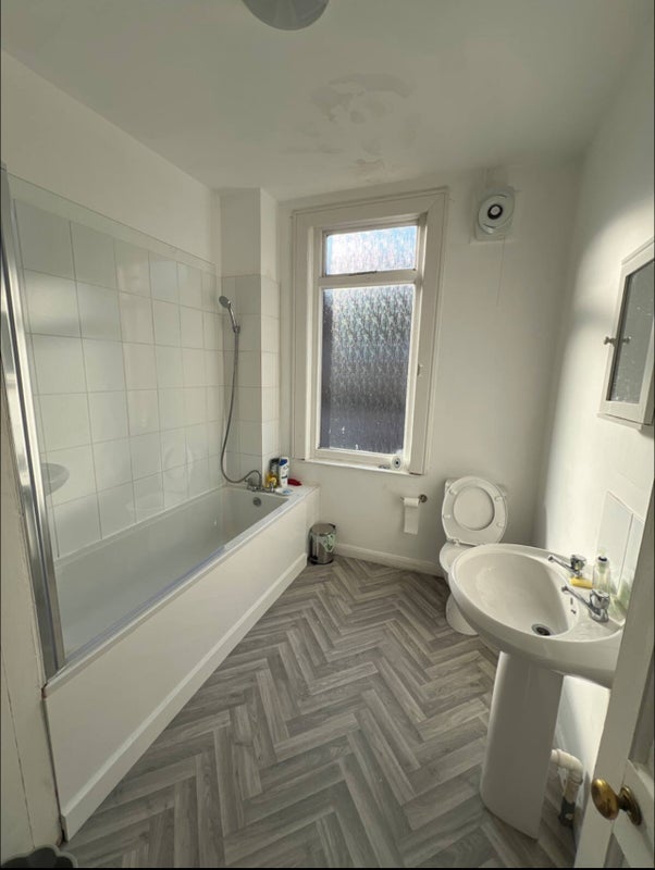 Flat Greenock Place in Leeds