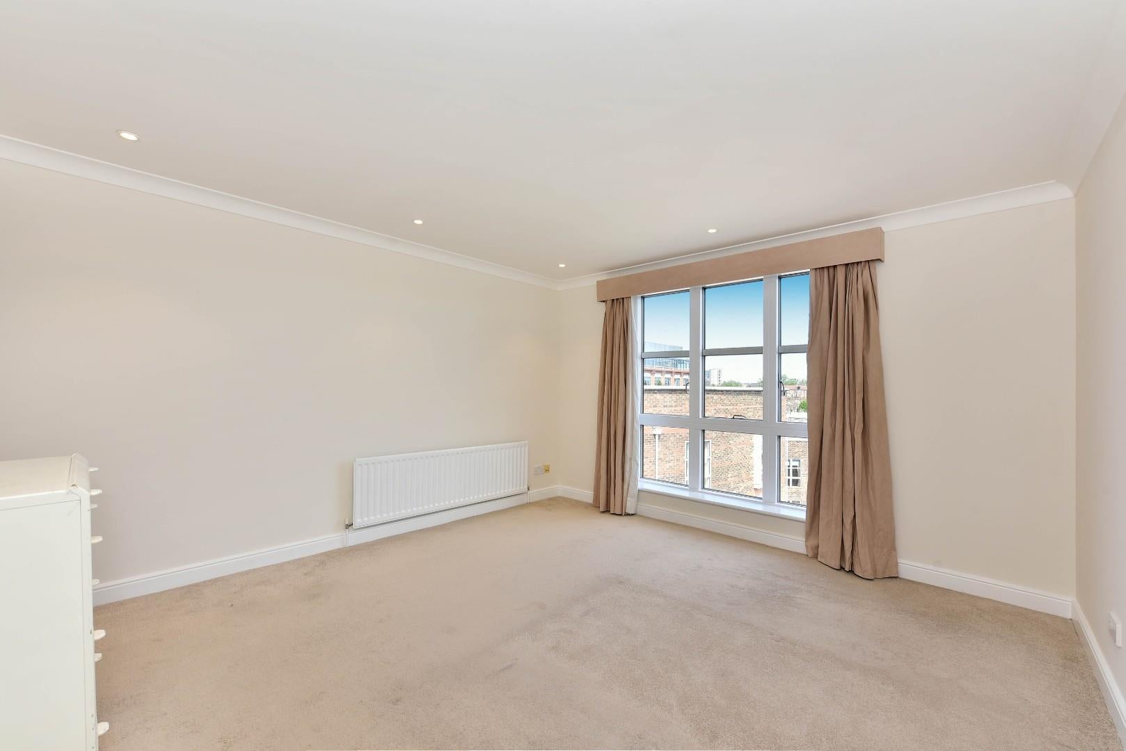 Flat Manbre Road in Greater London