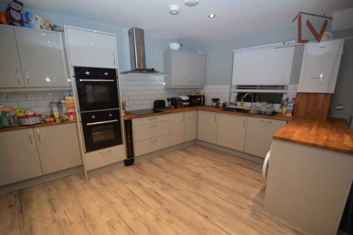 Flat Burchett Place in Leeds