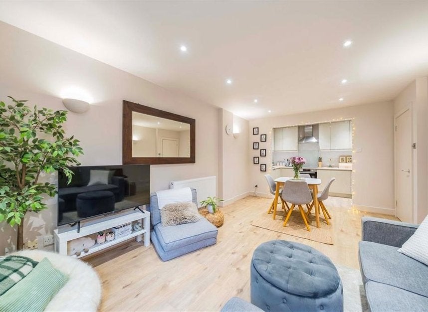 Flat Magdalen Street in Greater London