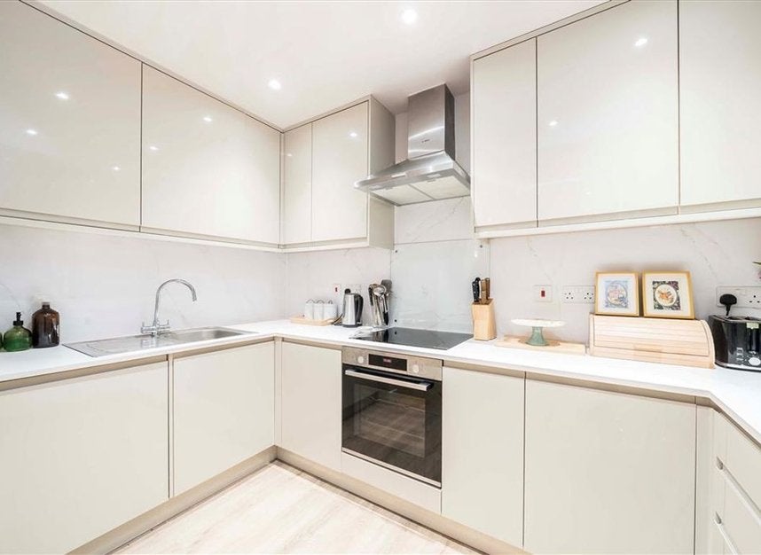 Flat Magdalen Street in Greater London