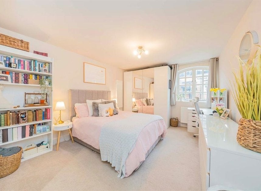 Flat Magdalen Street in Greater London